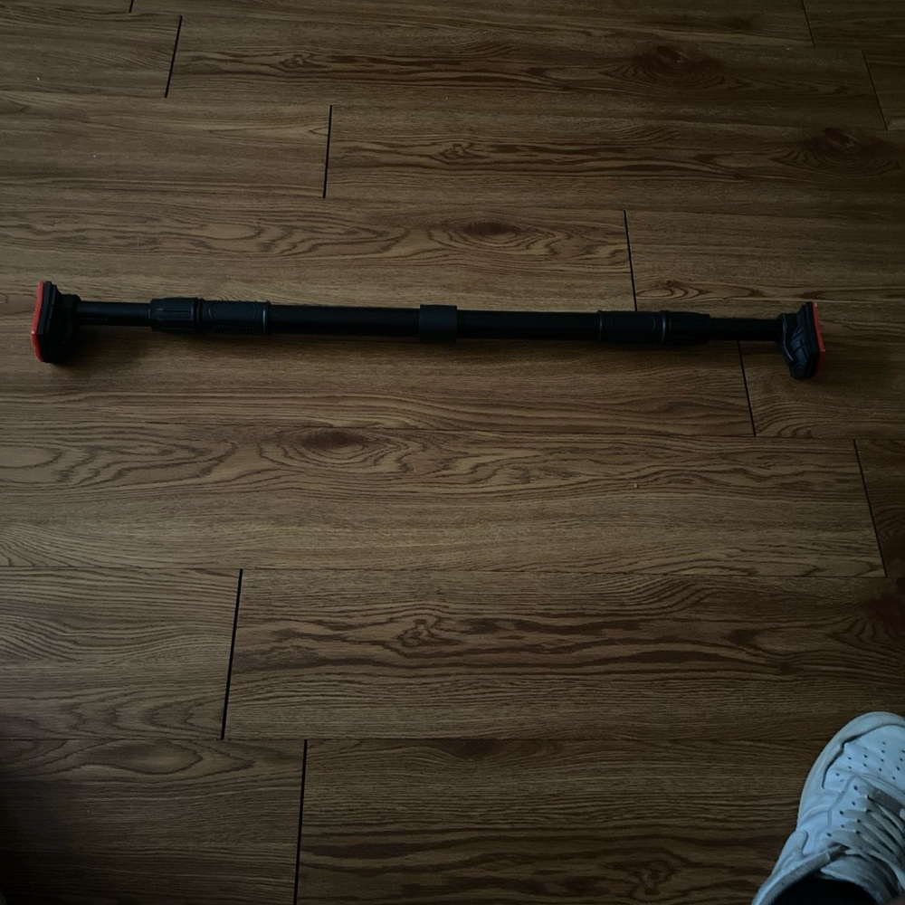 Pull-up Bar, no screws, color: black and white, size: adjustable, condition: New